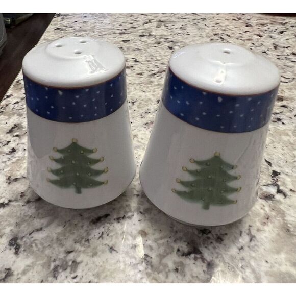 VINTAGE CHRISTMAS SALT & PEPPER SHAKERS - Picture 1 of 9